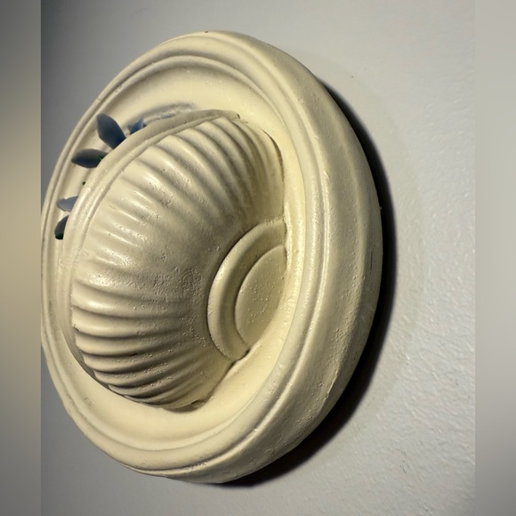 Vintage wall hanging. Plaster with faux periwinkle flowers 6x7.5” oval - Picture 4 of 8